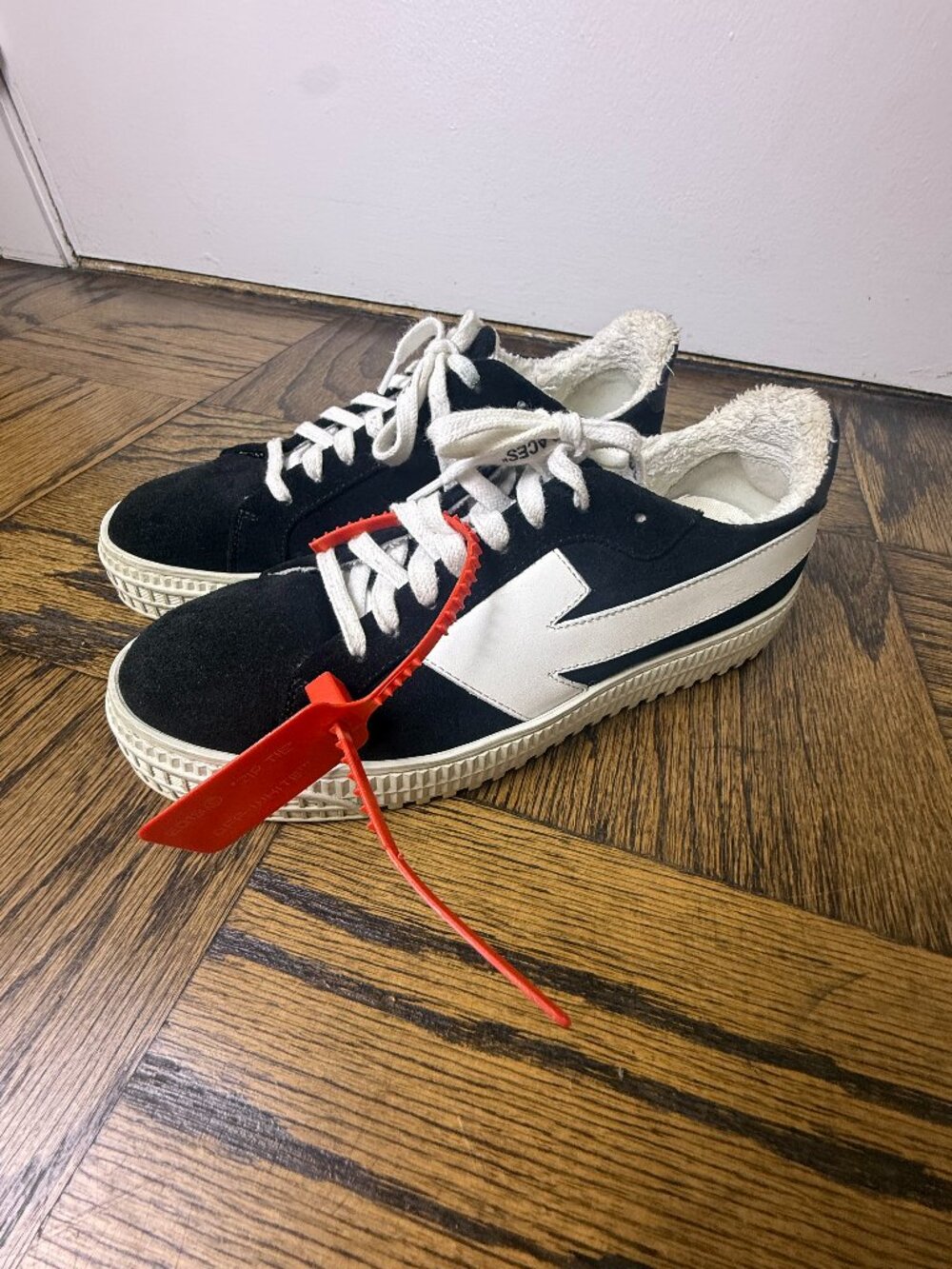 Off-White Virgil Abloh Arrows Suede Sneakers Size 39 EU / 9 US Black White